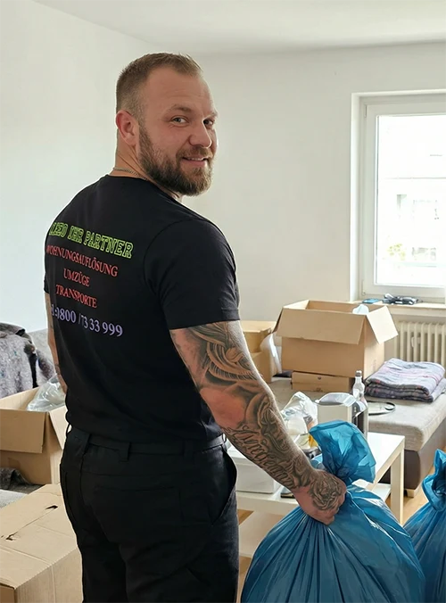 Wohnungsauflösung in Berlin Wedding - Mitarbeiter bei der Entrümpelung in Berlin Wedding